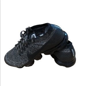 Nike Vapormax ‘Oreo’ 2017
Size 8.5
Retail: 200
Goat Price for size 8.5: $662